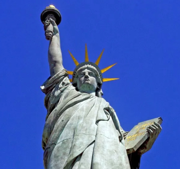 実はパリにも自由の女神像がある 白鳥の島 Ile Des Cygnes