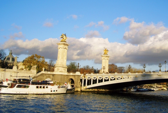 パリで最も美しいと言われる豪華でエレガントなアレクサンドル3世橋
