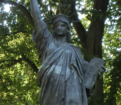パリのリュクサンブール公園内にある自由の女神を探し出せ