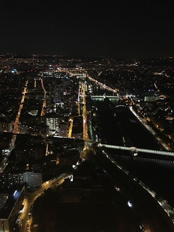 エッフェル塔　パリ　観光　夜景