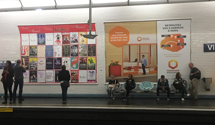パリ　メトロ　広告
