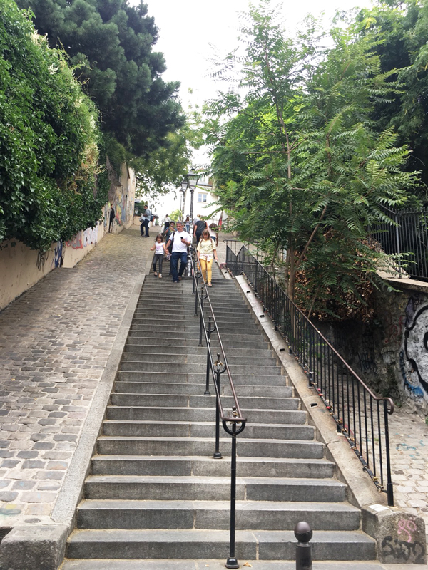 モンマルトル　階段　アヴェス